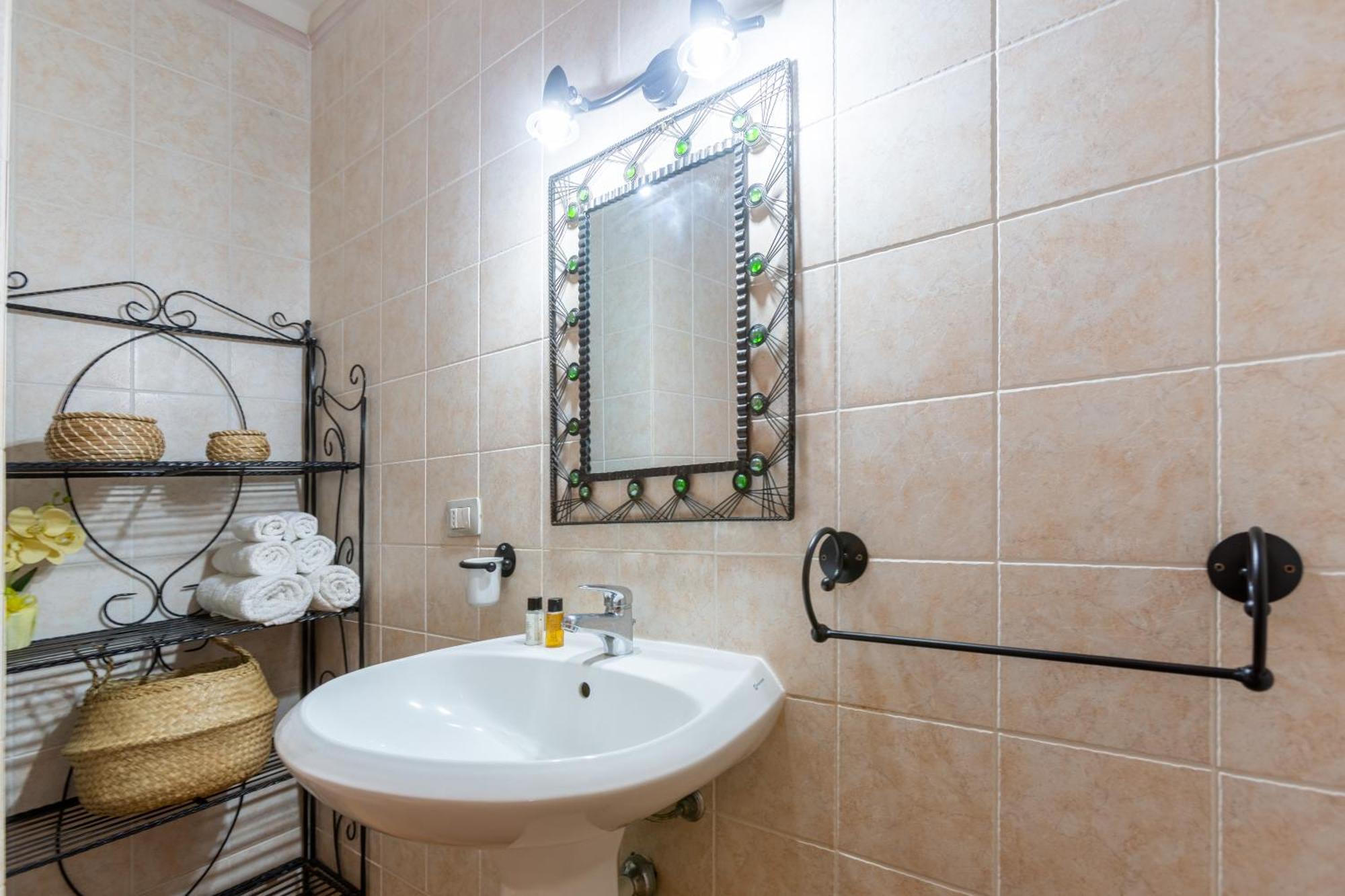 Aetos Home With Shared Swimming Pool - Porto Pino Hill Bagian luar foto