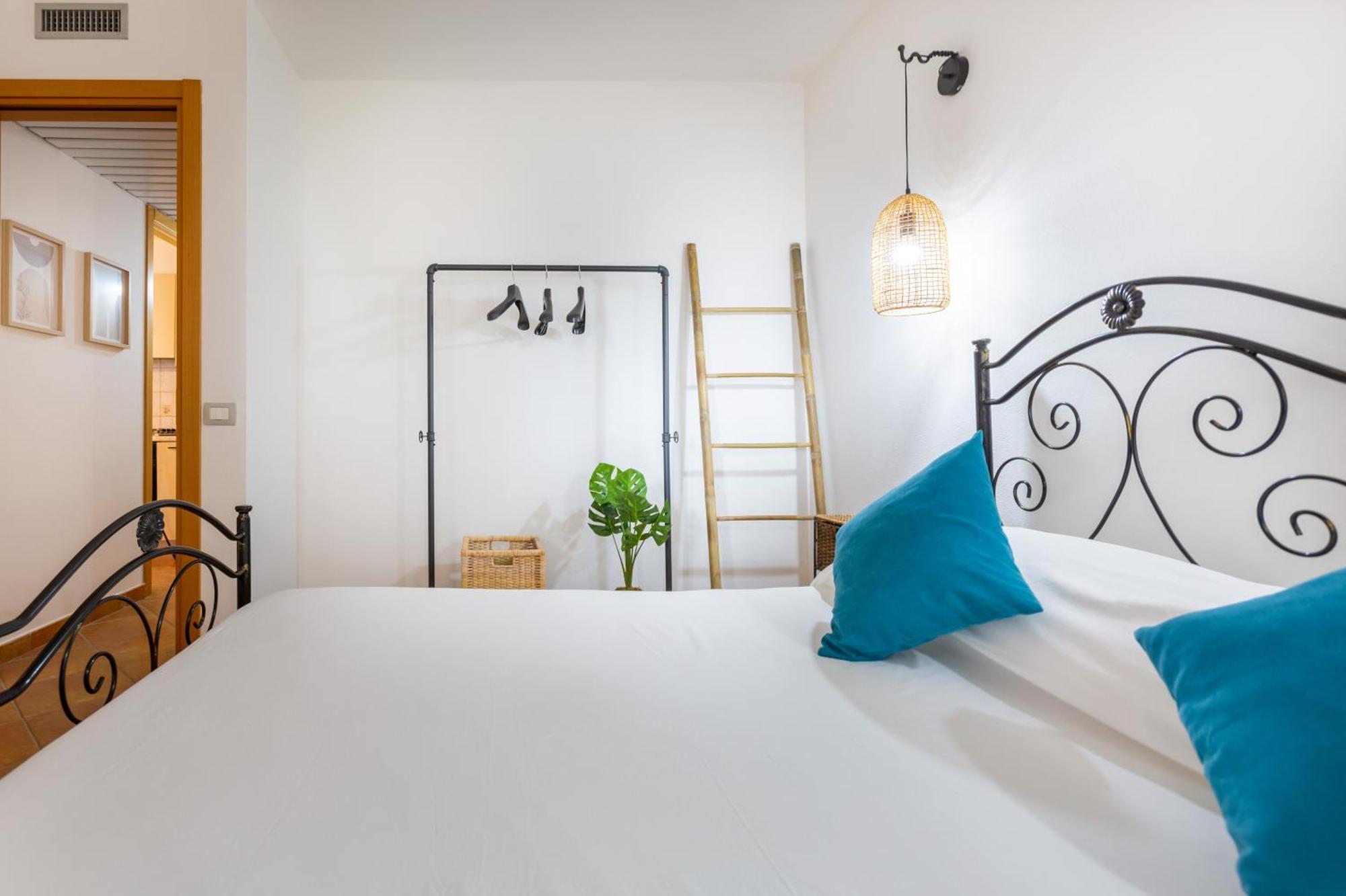 Aetos Home With Shared Swimming Pool - Porto Pino Hill Bagian luar foto